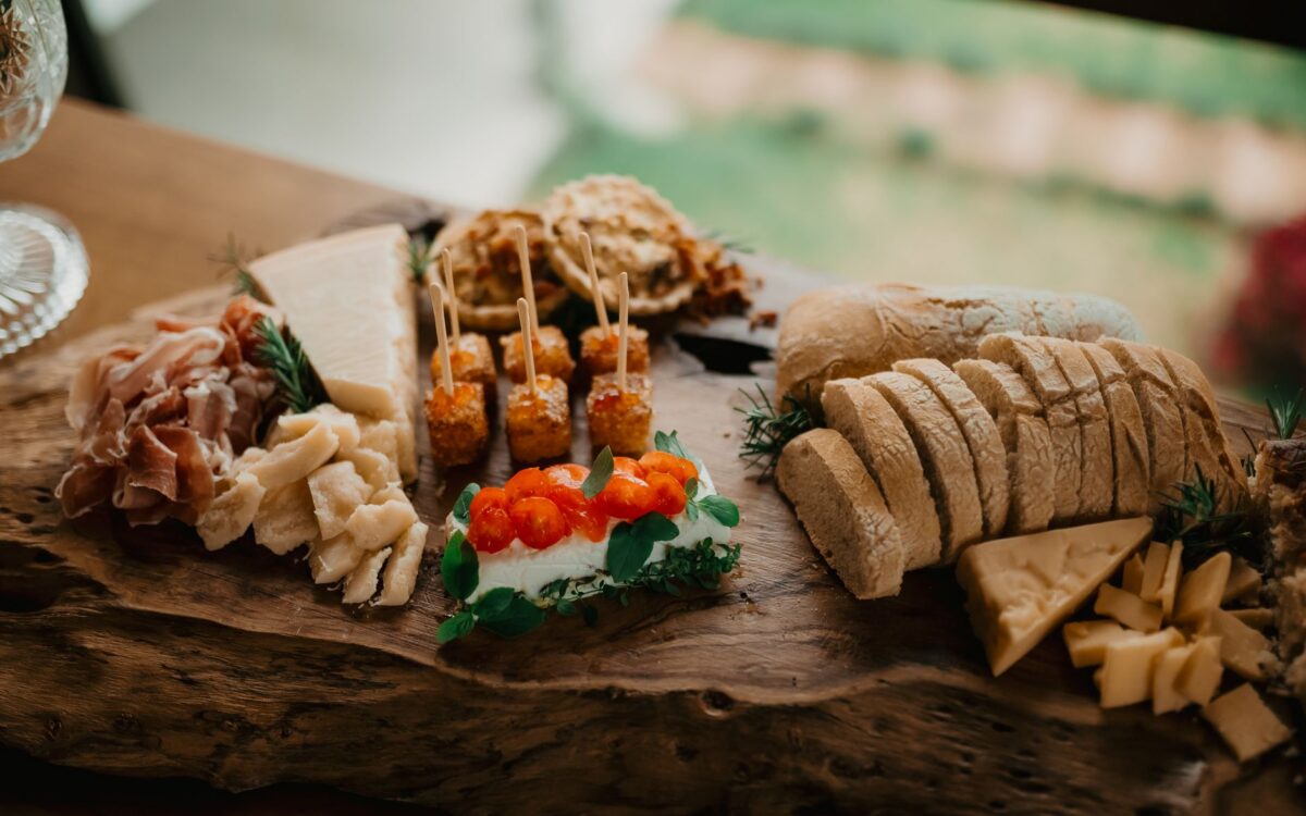 Mesa de café colonial em Brusque com pães, bolos e queijos da tradição germânica, ideal para famílias em férias