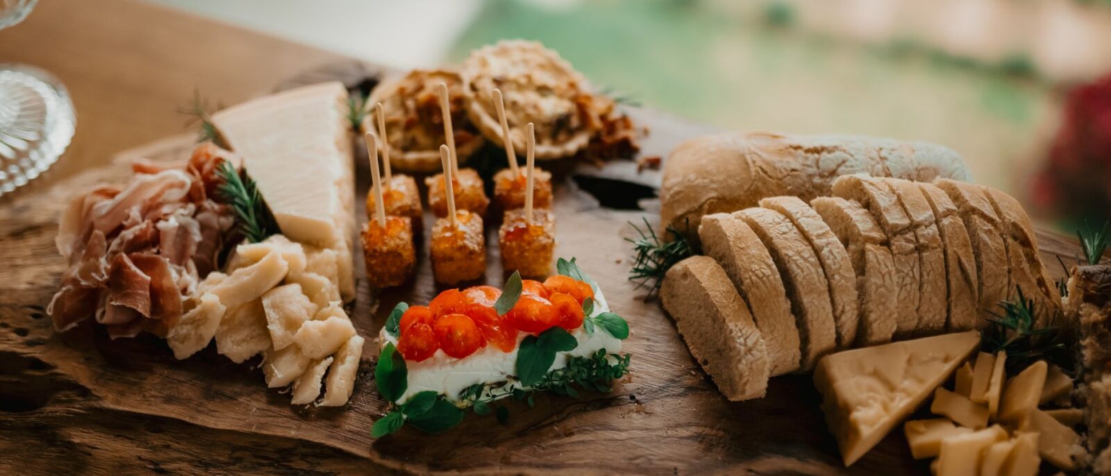 Mesa de café colonial em Brusque com pães, bolos e queijos da tradição germânica, ideal para famílias em férias