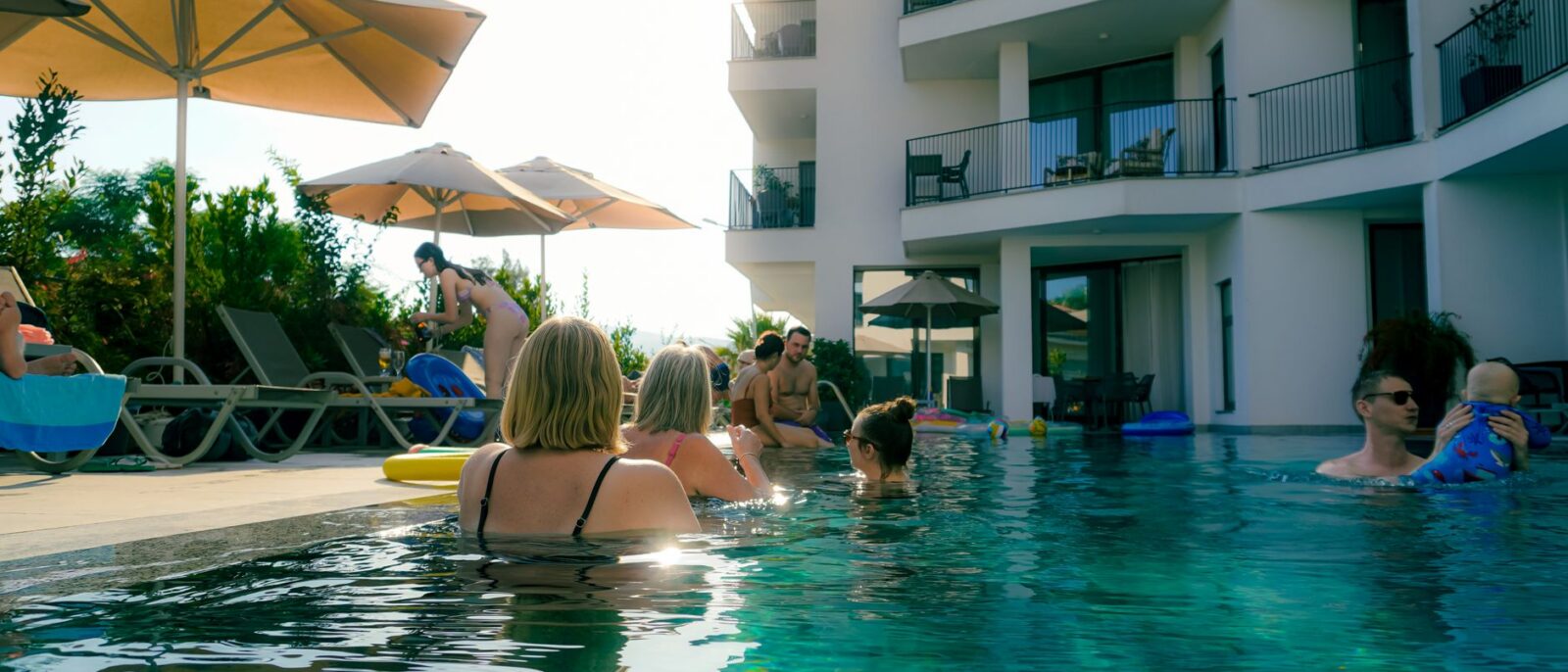 Hospedagem para família em SC com piscina, área de lazer e vista para as montanhas de Brusque