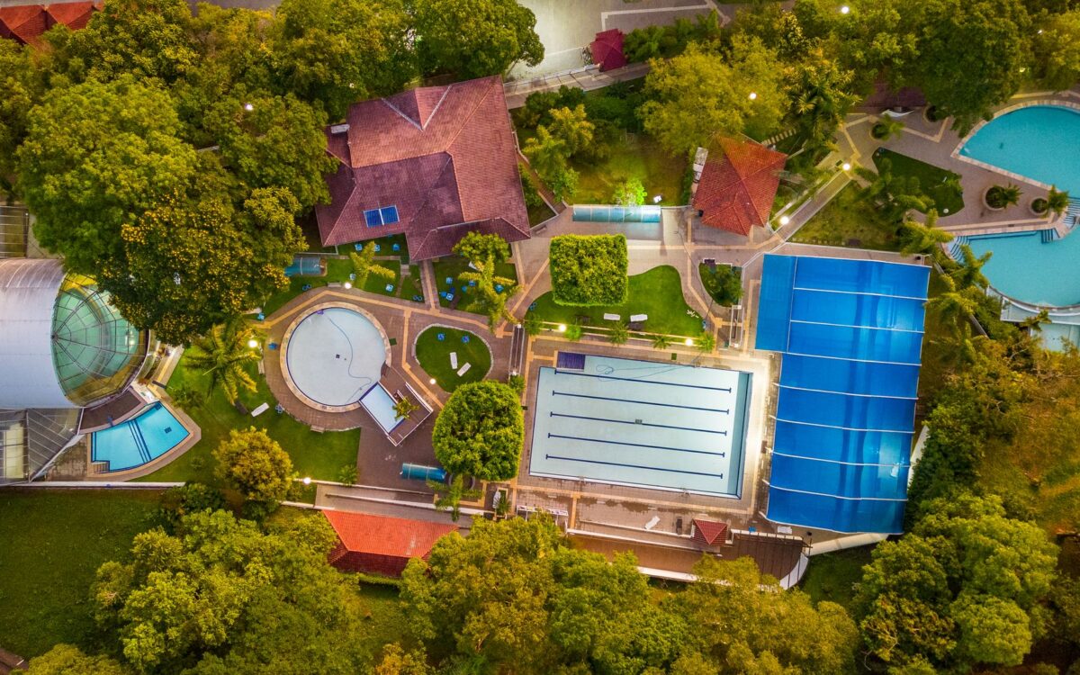Crianças e pais aproveitando recreação em piscina de resort em Santa Catarina, com segurança e diversão garantidas