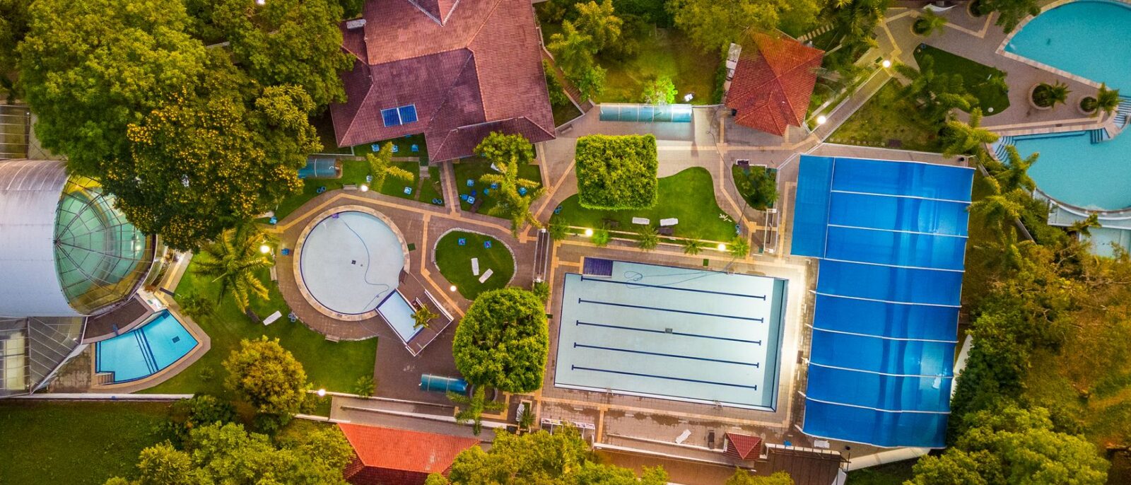 Crianças e pais aproveitando recreação em piscina de resort em Santa Catarina, com segurança e diversão garantidas