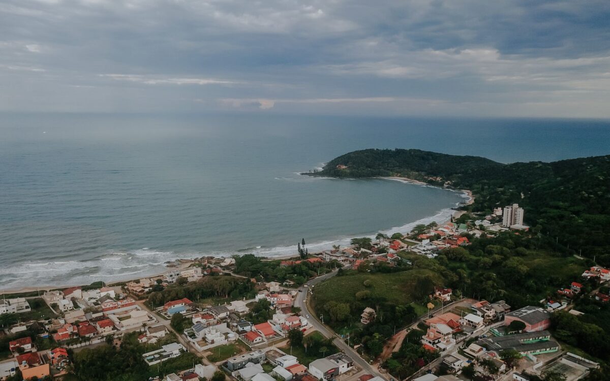 Vista aérea impressionante da praia de Penha em Santa Catarina, Brasil, mostrando a linda costa e paisagem verde exuberante