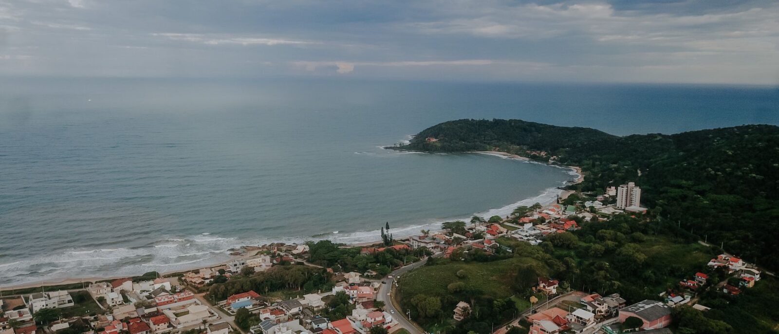 Vista aérea impressionante da praia de Penha em Santa Catarina, Brasil, mostrando a linda costa e paisagem verde exuberante