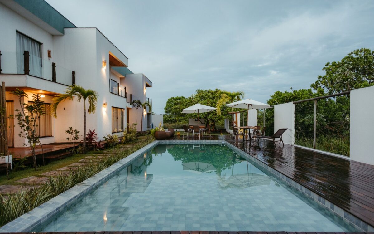 Casa contemporânea deslumbrante na Bahia, Brasil, com piscina refrescante e arredores exuberantes