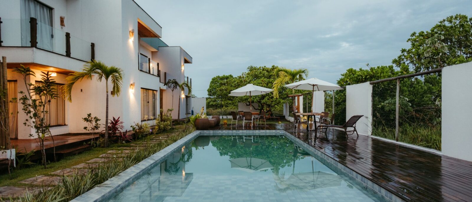 Casa contemporânea deslumbrante na Bahia, Brasil, com piscina refrescante e arredores exuberantes