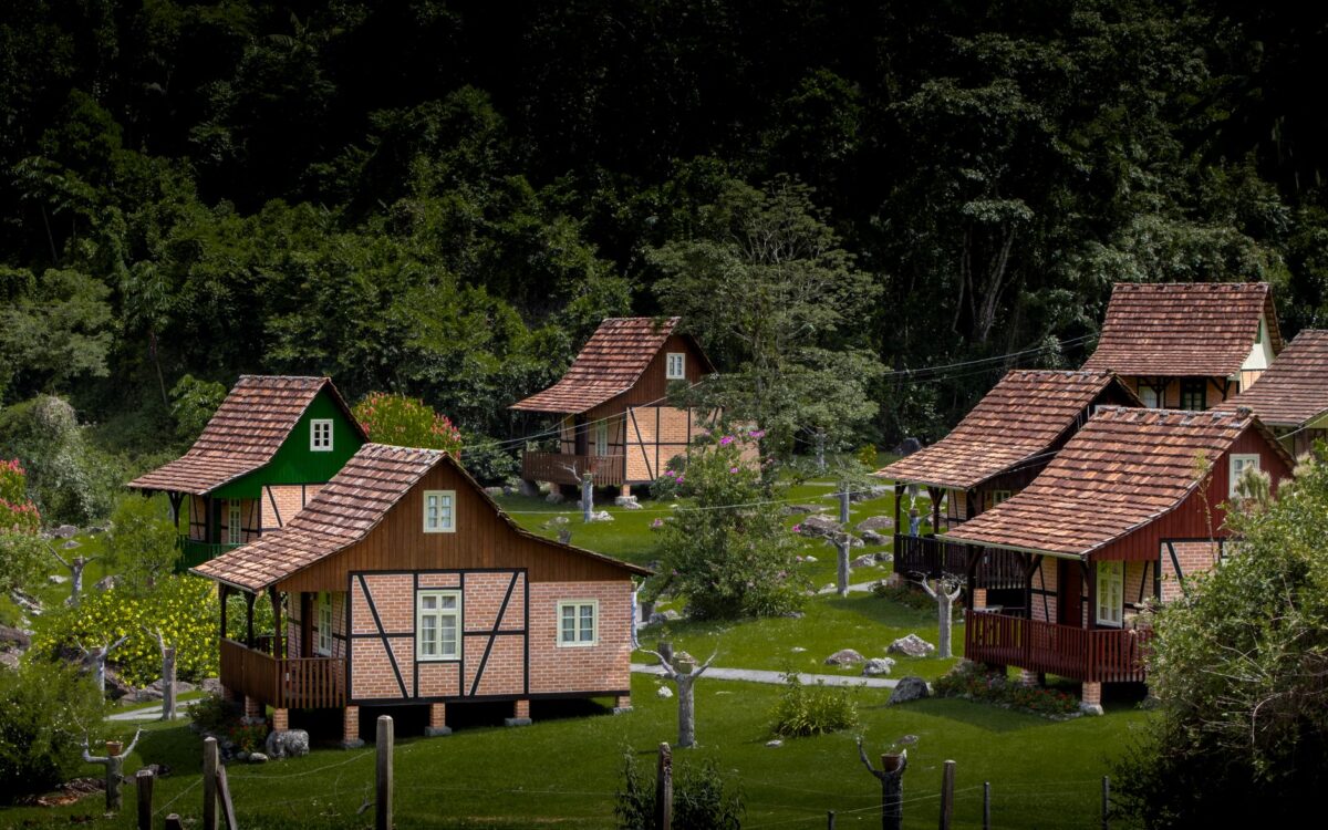 Casarões pitorescos cercados por vegetação exuberante em Santa Catarina, Brasil