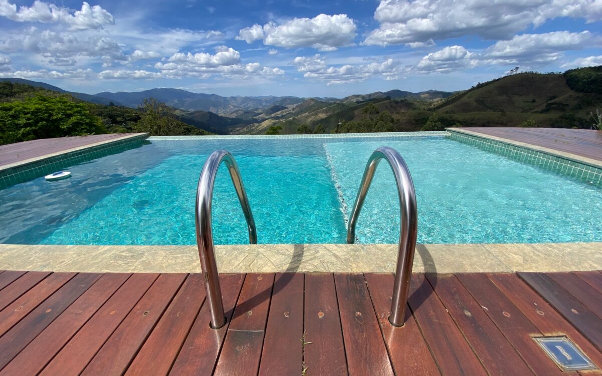 Piscina infinita com vista das montanhas São Francisco Xavier e céu azul