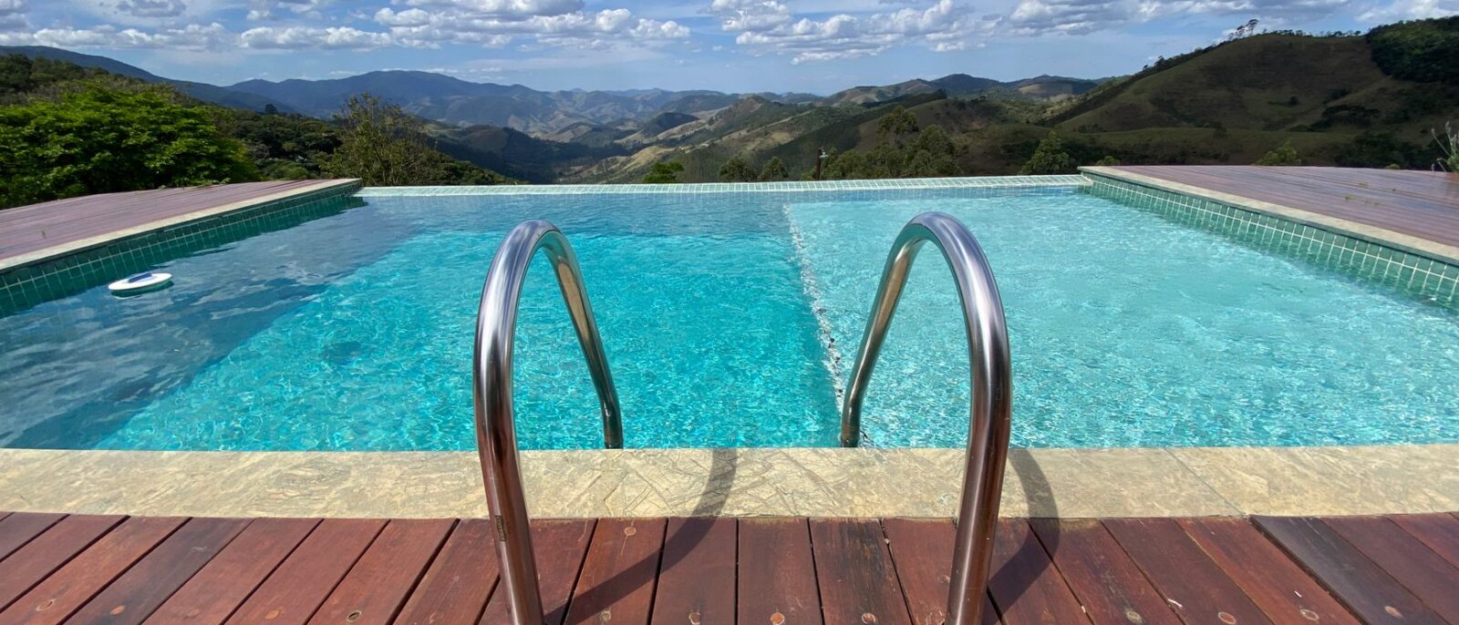 Piscina infinita com vista das montanhas São Francisco Xavier e céu azul
